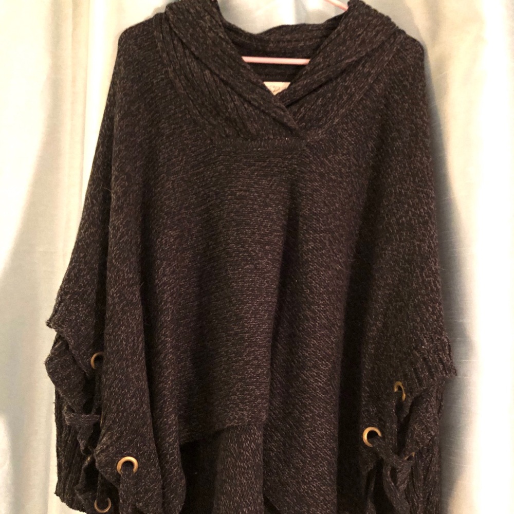 New Warm sleeved gray and black poncho sweater